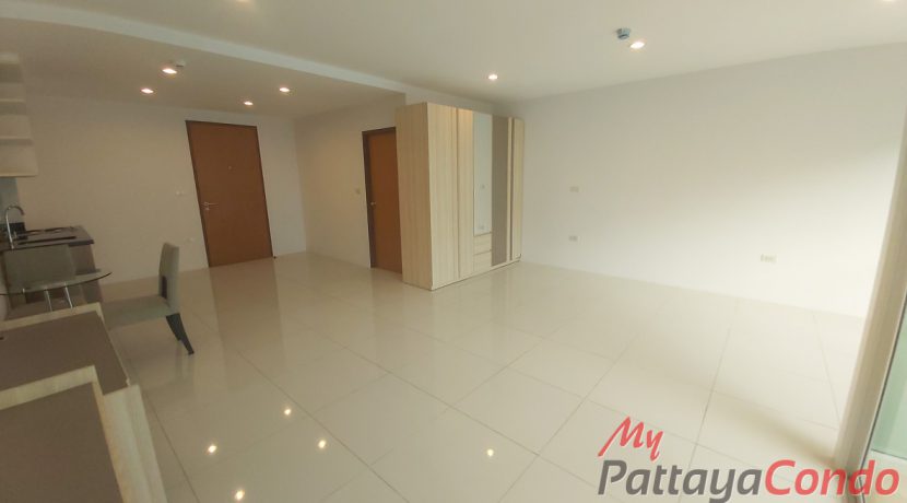Diamond Suites Resort Pattaya Condo For Sale & Rent Studio With Pool Views - DS14