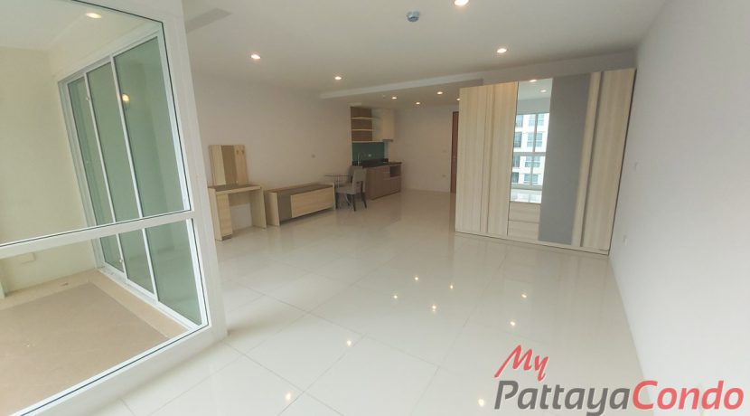 Diamond Suites Resort Pattaya Condo For Sale & Rent Studio With Pool Views - DS14